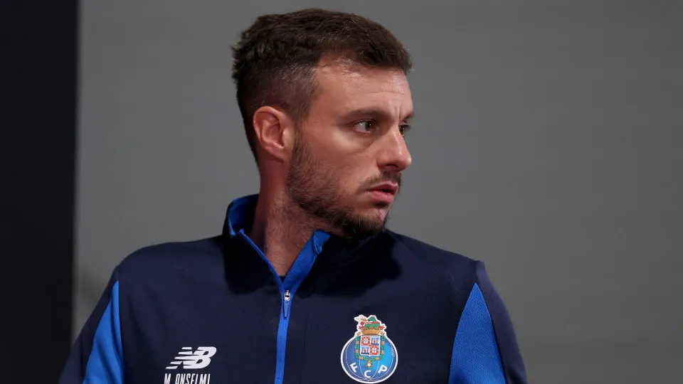 EAST RUTHERFORD, NEW JERSEY - JUNE 22: Martin Anselmi, Head Coach of FC Porto, walks into the press conference room before speaking to the members of the press during the Training/Press Conference ahead of their FIFA Club World Cup 2025 Group A match betw