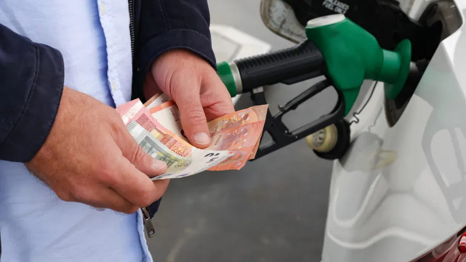 Combustíveis dispararam (mesmo) esta semana. Veja os novos preços