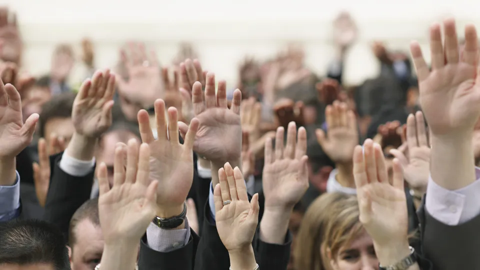 democracia, participação democrática, opinião, mãos no ar