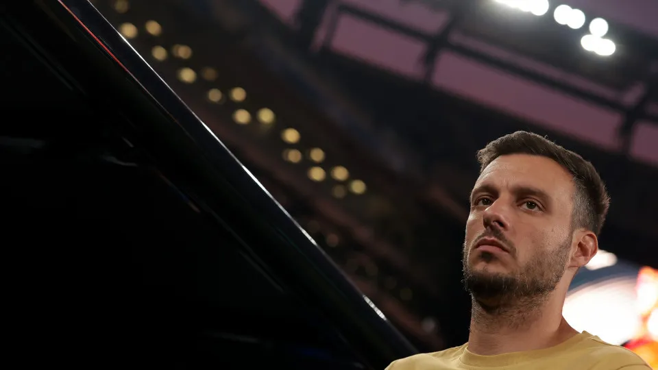 EAST RUTHERFORD, NEW JERSEY - JUNE 23: Head coach Martin Anselmi of FC Porto looks on prior to kick off in the FIFA Club World Cup 2025 group A match between FC Porto and Al Ahly SC at MetLife Stadium on June 23, 2025 in East Rutherford, New Jersey. (Phot