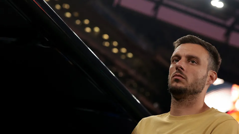 EAST RUTHERFORD, NEW JERSEY - JUNE 23: Head coach Martin Anselmi of FC Porto looks on prior to kick off in the FIFA Club World Cup 2025 group A match between FC Porto and Al Ahly SC at MetLife Stadium on June 23, 2025 in East Rutherford, New Jersey. (Phot