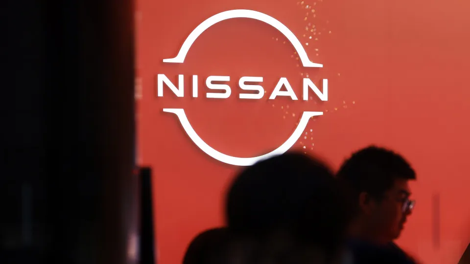 Logótipo da Nissan em fundo vermelho.