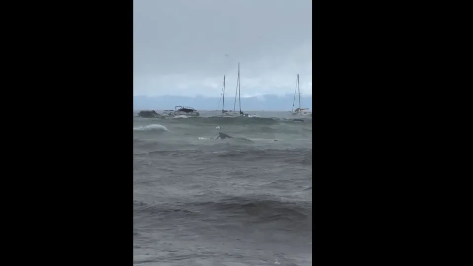 Embarcação turística vira durante tempestade na Califórnia. Há 8 mortos