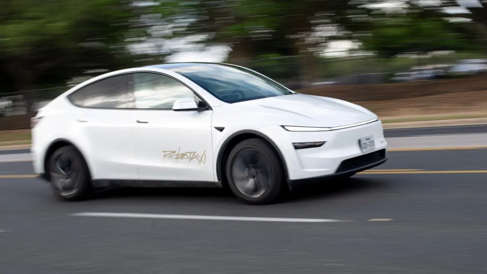 Um robotáxi da Tesla em circulação.