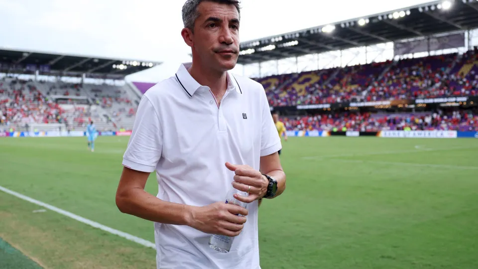 ORLANDO, FLORIDA - JUNE 20: Bruno Lage, Head Coach of SL Benfica, looks on during the FIFA Club World Cup 2025 group C match between SL Benfica and Auckland City FC at Inter&Co Stadium on June 20, 2025 in Orlando, Florida. (Photo by Alex Livesey - FIFA/FI