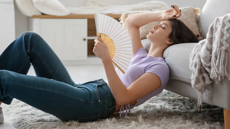 onda de calor; mulher com calor