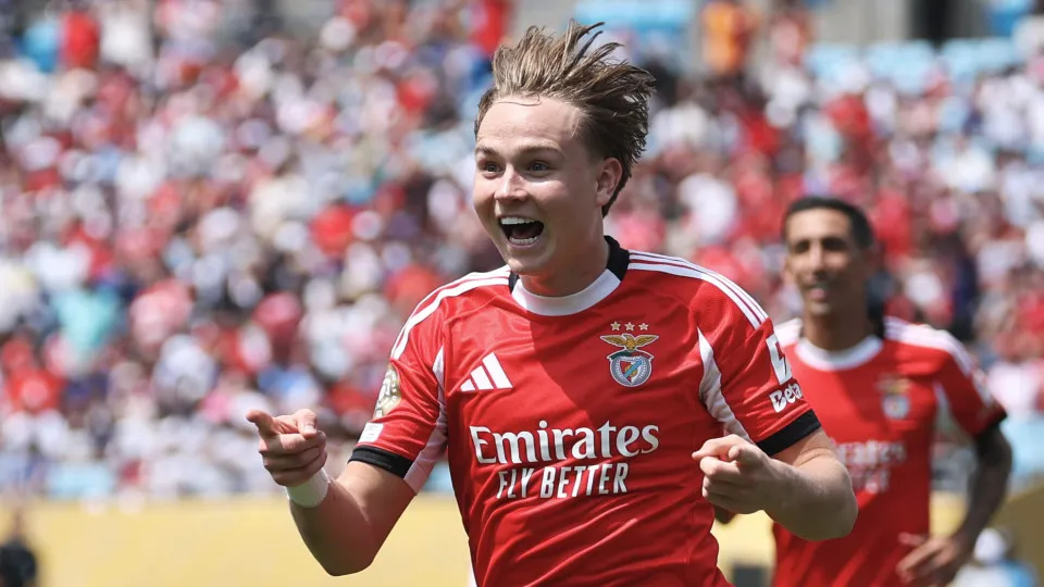 CHARLOTTE, NORTH CAROLINA - JUNE 24: Andreas Schjelderup #21 of SL Benfica celebrates scoring his team's first goal during the FIFA Club World Cup 2025 group C match between SL Benfica and FC Bayern München at Bank of America Stadium on June 24, 2025 in C