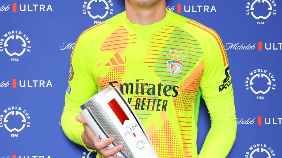 CHARLOTTE, NORTH CAROLINA - JUNE 24: Anatoliy Trubin #1 of SL Benfica poses for a photo with his Superior Player of the Match award after the FIFA Club World Cup 2025 group C match between SL Benfica and FC Bayern München at Bank of America Stadium on Jun