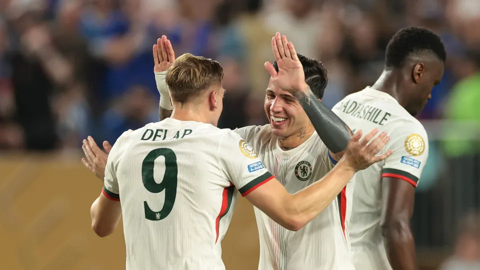 PHILADELPHIA, PENNSYLVANIA - JUNE 24: Liam Delap of Chelsea FC celebrates with team mate Enzo Fernandez after scoring to give the side a 2-0 lead during the FIFA Club World Cup 2025 group D match between Esperance de Tunis and Chelsea FC at Lincoln Financ