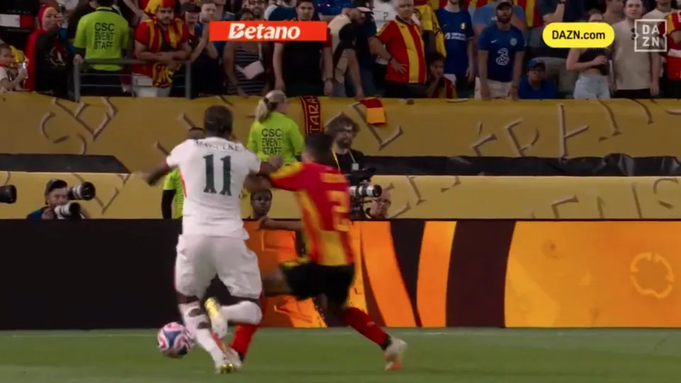 Entrada vermelho Chelsea-Espérance Madueke
