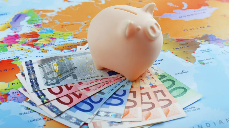 Cinco dicas para planear as suas finanças antes de ir de férias