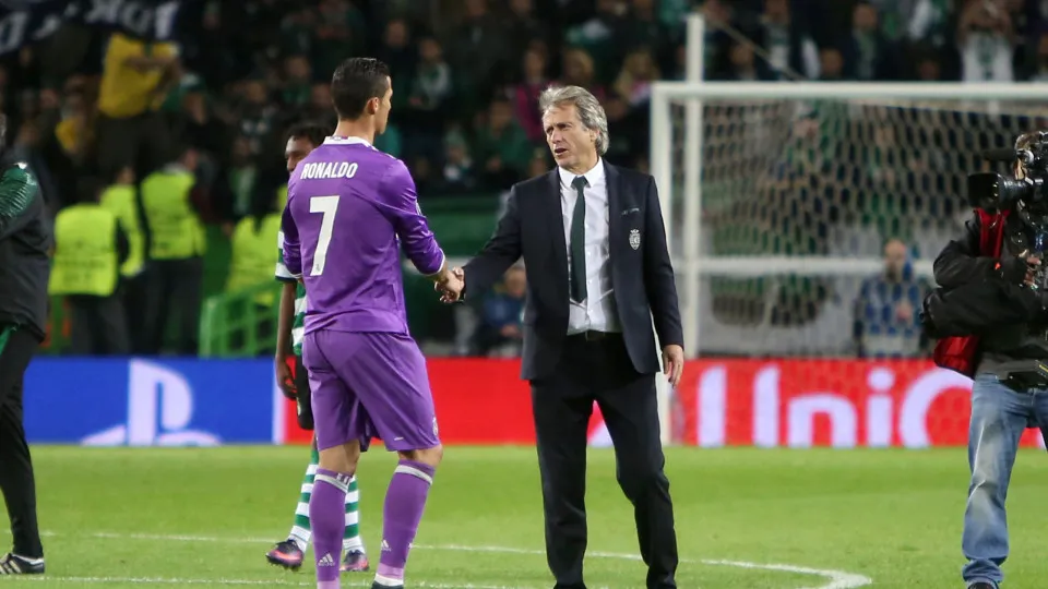 Real Madrid's forward Cristiano Ronaldo (L) shakes hands with Sporting's head coach Jorge Jesus during the UEFA Champions League Group F football match Sporting CP vs Real Madrid at the Alvalade stadium in Lisbon, Portugal on November 22, 2016. ( Photo by