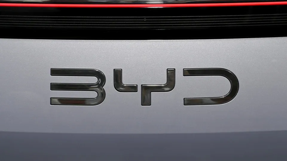 Logótipo da BYD durante a Auto Shanghai 2025.