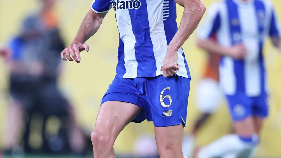 EAST RUTHERFORD, NJ - JUNE 23:  Stephen Eustáquio #6 of FC Porto during the FIFA Club World Cup Group A Game against Al Ahly on June 23, 2025 at MetLife Stadium in East Rutherford, New Jersey.  Photo by Rich Graessle/Icon Sportswire via Getty Images)