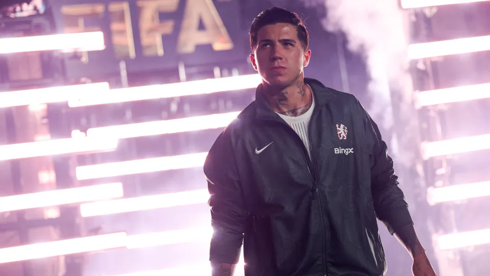 PHILADELPHIA, PENNSYLVANIA - JUNE 24: Enzo Fernandez #8 of Chelsea FC walks onto the pitch prior to the during the FIFA Club World Cup 2025 group D match between Esperance de Tunis and Chelsea FC at Lincoln Financial Field on June 24, 2025 in Philadelphia