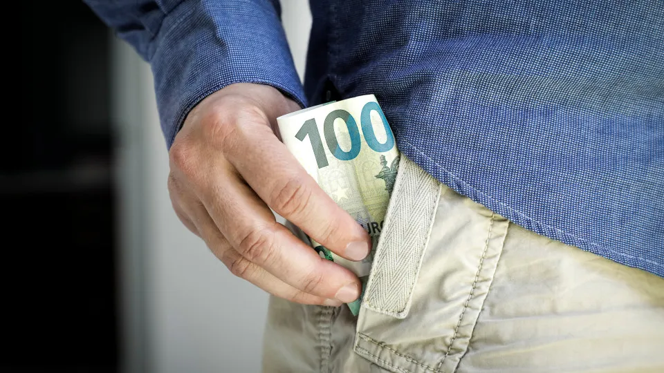 Qual o impacto no bolso? Veja como ficam os salários com a descida do IRS