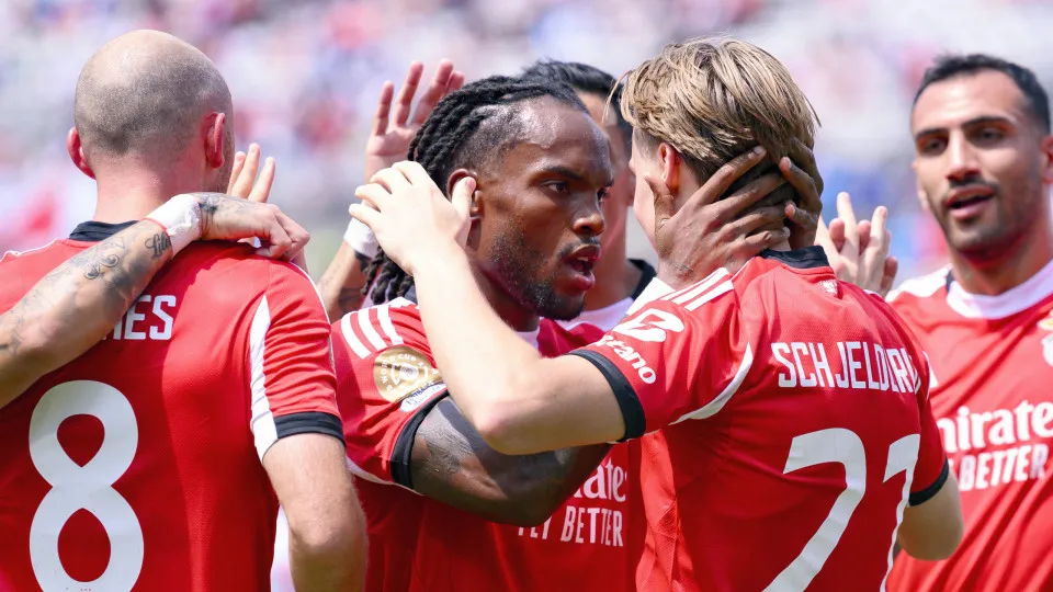 CHARLOTTE, NORTH CAROLINA - JUNE 24: Renato Sanches of SL Benfica celebrates his teammate's goal during the FIFA Club World Cup 2025 group C match between SL Benfica and FC Bayern München at Bank of America Stadium on June 24, 2025 in Charlotte, North Car
