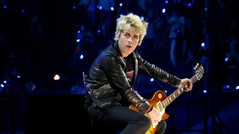 INGLEWOOD, CALIFORNIA - JANUARY 30: Billie Joe Armstrong of Green Day performs onstage during the FIREAID Benefit Concert for California Fire Relief at The Kia Forum on January 30, 2025 in Inglewood, California.  (Photo by John Shearer/Getty Images for FI