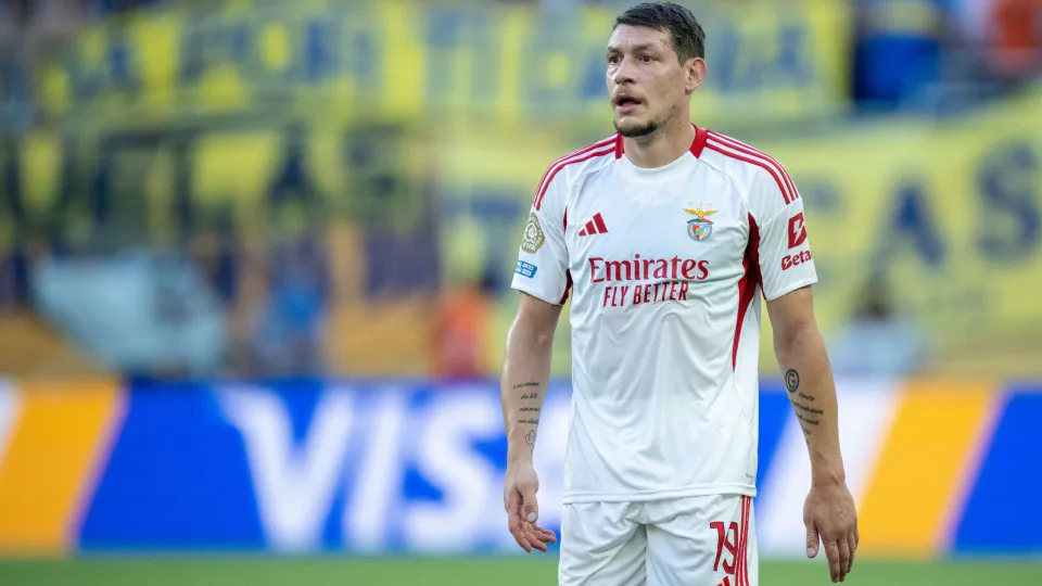 MIAMI GARDENS, FLORIDA - JUNE 16: Andrea Belotti of SL Benfica looks on during the FIFA Club World Cup 2025 group C match between CA Boca Juniors and SL Benfica at Hard Rock Stadium on June 16, 2025 in Miami Gardens, United States. (Photo by Sebastian Fre