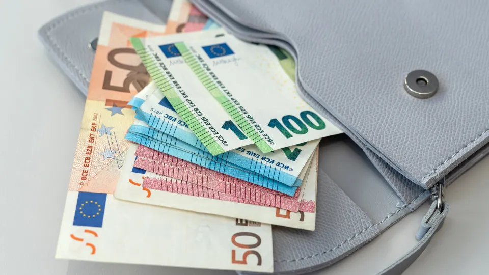 'Bónus' no salário? Alívio no IRS poderá ser superior a 400 euros