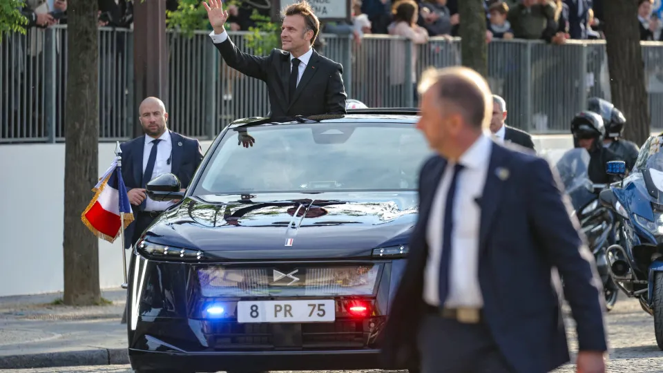 Emmanuel Macron no seu DS Nº8