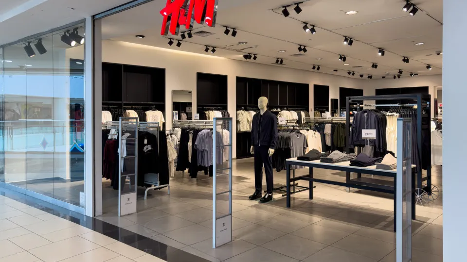 Lucro da H&M cai 28% no 1º semestre para 411 milhões