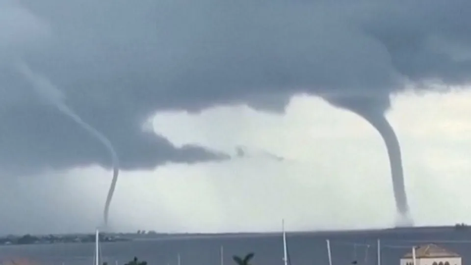 Trombas de água em rio na Florida