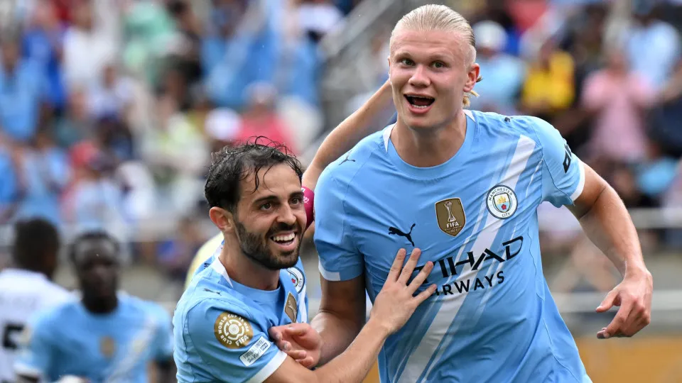 26 June 2025, USA, Orlando: Soccer: Club World Cup, Juventus Turin - Manchester City, Preliminary Round, Group G, Matchday 3, Camping World Stadium, Erling Haaland (r) of Manchester celebrates his goal for 1:3 with Bernardo Silva. Photo: Sven Hoppe/dpa (P