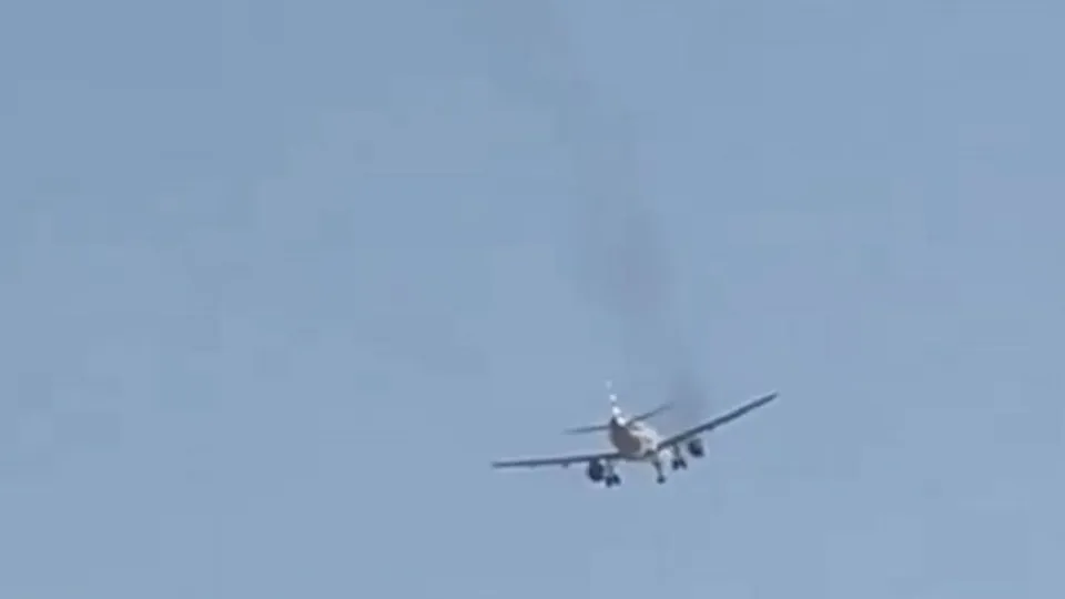 Avião deita fumo do motor após a descolagem em Las Vegas