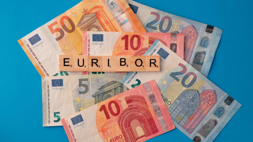 Euribor desce em todos os prazos, mas está acima de 2% nos mais longos