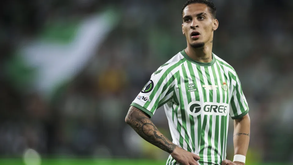 TARCZYNSKI ARENA WROCLAW, WROCLAW, POLAND - 2025/05/28: Antony Matheus Dos Santos of Real Betis Balompie looks on during the UEFA Conference League final football match between Real Betis Balompie and Chelsea FC. Chelsea FC won 4-1 over Real Betis Balompi