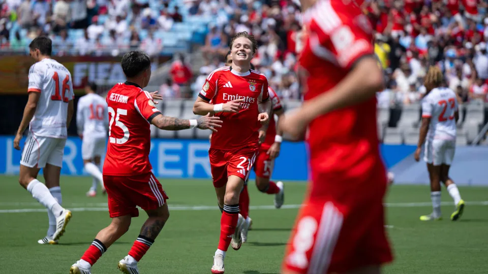 24 June 2025, USA, Charlotte: Soccer: Club World Cup, Benfica Lisbon - Bayern Munich, preliminary round, Group C, matchday 3 at the Bank of America Stadium. Andreas Schjelderup (M) of Lisbon celebrates his goal for 1:0. Photo: Sven Hoppe/dpa (Photo by Sve