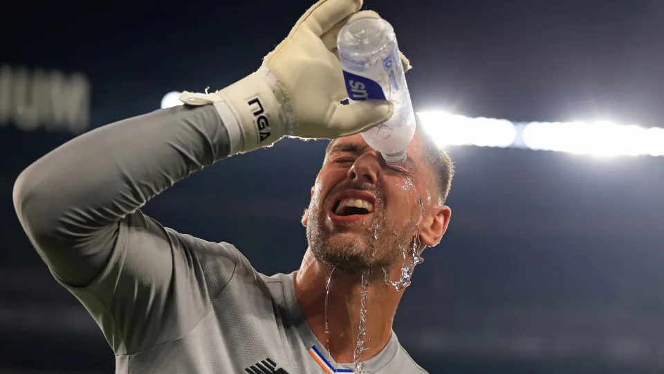 EAST RUTHERFORD, NEW JERSEY - JUNE 23: Claudio Ramos #14 of FC Porto pours water over his face prior to the FIFA Club World Cup 2025 group A match between FC Porto and Al Ahly SC at MetLife Stadium on June 23, 2025 in East Rutherford, New Jersey. (Photo b
