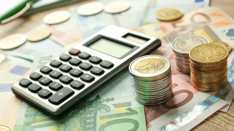 Descida do IRS: Quanto poupa uma família? E um solteiro ou um reformado?