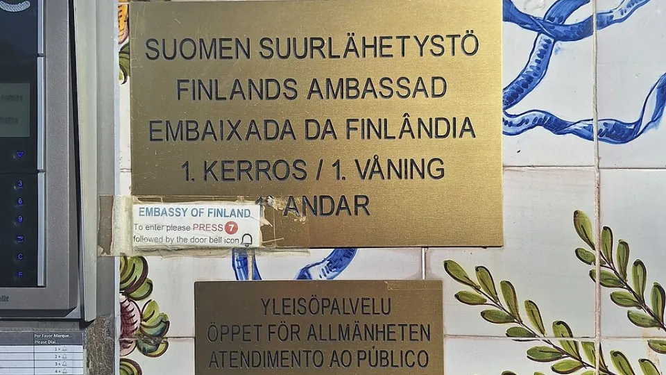 Placa da Embaixada da Finlândia na Rua do Possolo, Lisboa