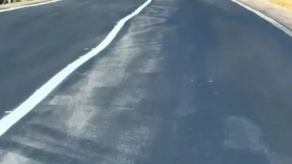 Linhas tortas em estrada espanhola.