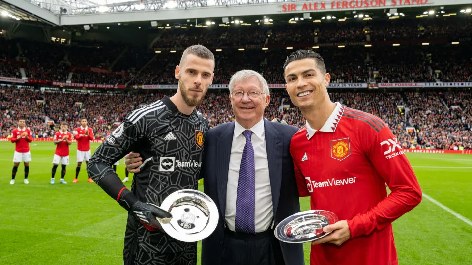MANCHESTER, ENGLAND - OCTOBER 16: Former Manager Sir Alex Ferguson congratulates Cristiano Ronaldo and David de Gea of Manchester United on their achievements ahead of the Premier League match between Manchester United and Newcastle United at Old Trafford