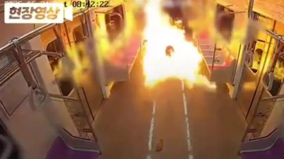 Homem incendeia vagão de metro em Seul após divórcio. Veja o momento