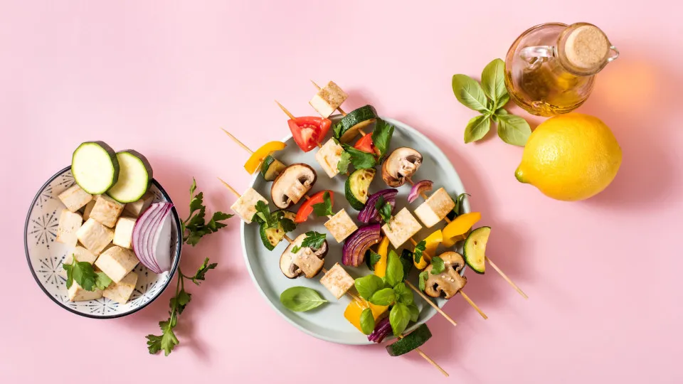 espetadas de vegetais e tofu