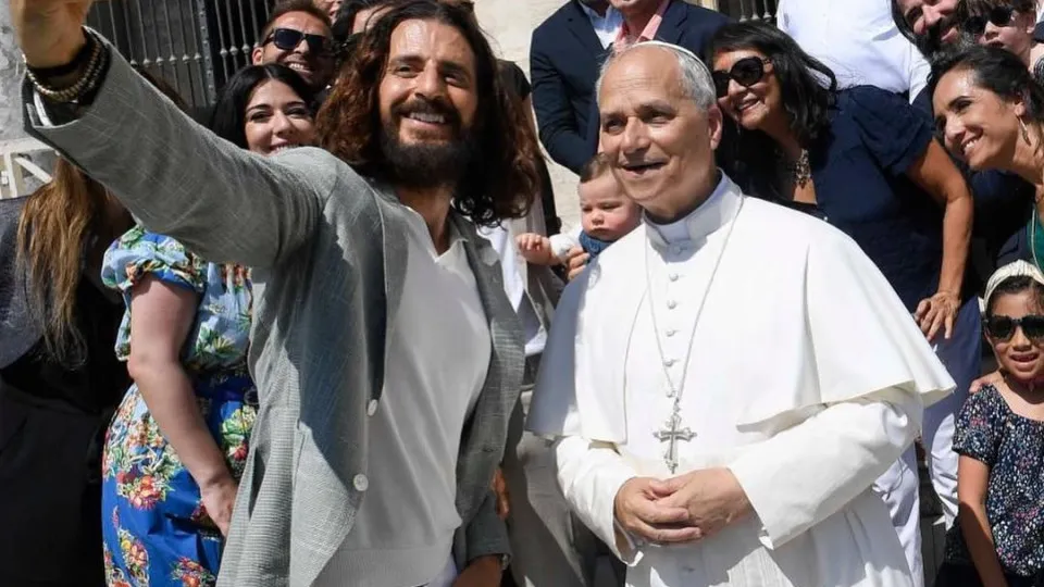papa francisco, Jonathan Roumie