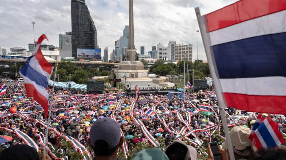 Manifestantes na Tailândia exigem renúncia da primeira-ministra