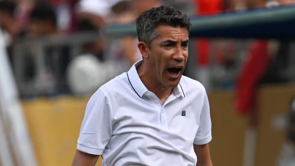 CHARLOTTE, NORTH CAROLINA - JUNE 24: Bruno Lage head coach of Benfica gives instructions during the FIFA Club World Cup 2025 group C match between SL Benfica and FC Bayern München at Bank of America Stadium on June 24, 2025 in Charlotte, North Carolina. (