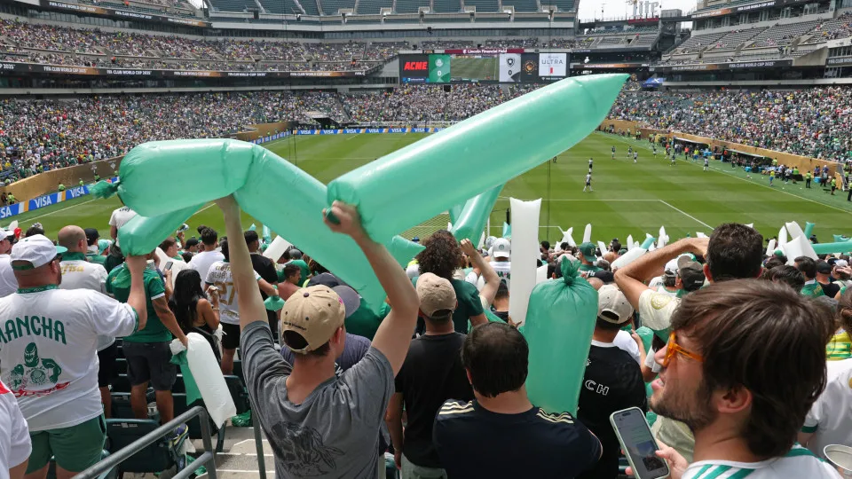 PHILADELPHIA, PENNSYLVANIA - JUNE 28: Palmeiras fans wave inflated objects during the FIFA Club World Cup 2025 round of 16 match between SE Palmeiras and Botafogo FR at Lincoln Financial Field on June 28, 2025 in Philadelphia, Pennsylvania. (Photo by Emil