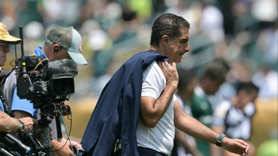 Botafogo's portuguese head coach Renato Paiva (R) leaves for halftime during the FIFA Club World Cup 2025 round of 16 all-Brazilian football match between Palmeiras and Botafogo at Lincoln Financial Field Stadium in Philadelphia on June 28, 2025. (Photo b
