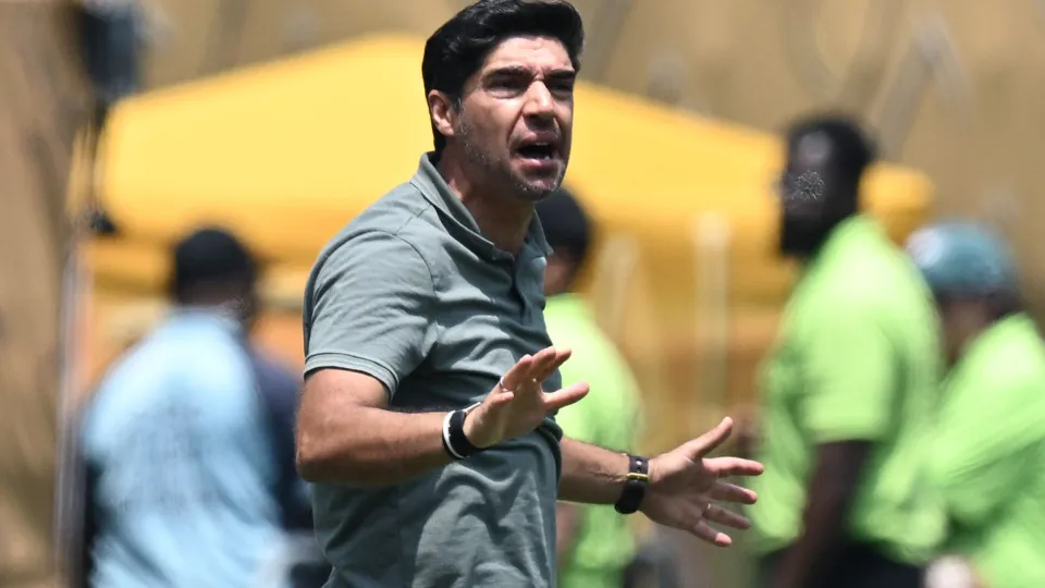 PHILADELPHIA, PENNSYLVANIA - JUNE 28:  Abel Ferreira of Palmeiras coduring the FIFA Club World Cup 2025 round of 16 match between SE Palmeiras and Botafogo FR at Lincoln Financial Field on June 28, 2025 in Philadelphia, Pennsylvania. (Photo by Image Photo