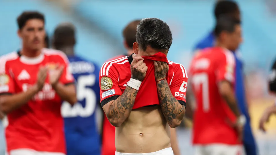 CHARLOTTE, NORTH CAROLINA - JUNE 28: Gianluca Prestianni #25 of SL Benfica leaves the pitch after receiving a red card during the FIFA Club World Cup 2025 round of 16 match between SL Benfica and Chelsea FC at Bank of America Stadium on June 28, 2025 in C