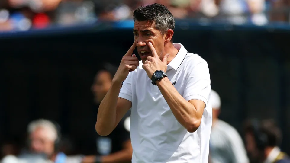 CHARLOTTE, NORTH CAROLINA - JUNE 28: Bruno Lage, Head Coach of SL Benfica, reacts during the FIFA Club World Cup 2025 round of 16 match between SL Benfica and Chelsea FC at Bank of America Stadium on June 28, 2025 in Charlotte, North Carolina. (Photo by B