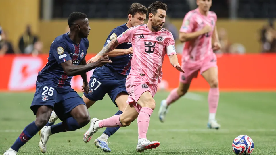 ATLANTA, GEORGIA - JUNE 29: Lionel Messi #10 of Inter Miami CF runs with the ball while under pressure from Nuno Mendes #25 and Joao Neves #87 of Paris Saint-Germain during the FIFA Club World Cup 2025 round of 16 match between Paris Saint-Germain and Int