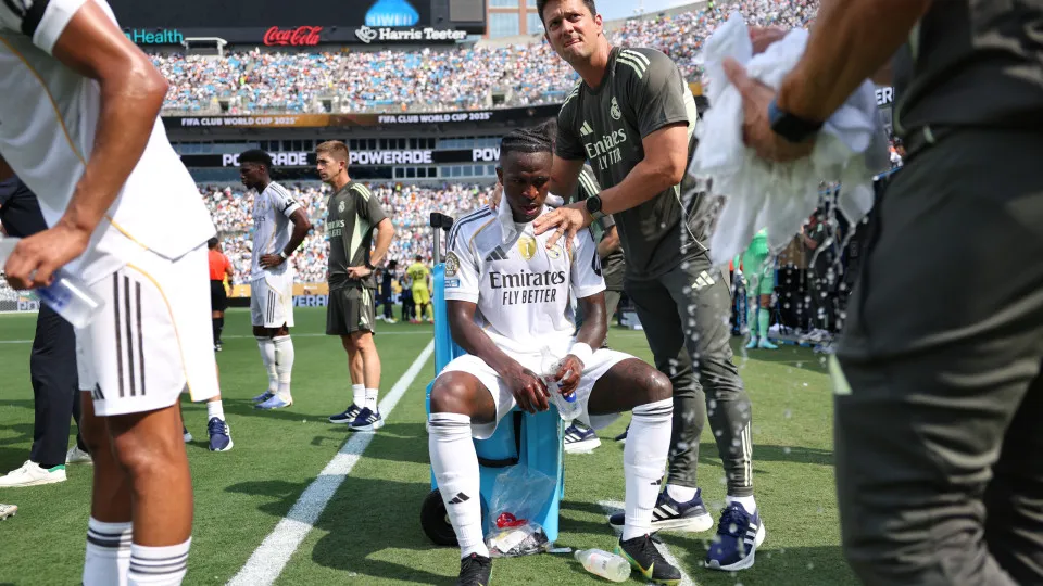 CHARLOTTE, NORTH CAROLINA - JUNE 22:  Vinicius Junior #7 of Real Madrid C.F. takes a hydration break during the FIFA Club World Cup 2025 group H match between Real Madrid CF and CF Pachuca at Bank of America Stadium on June 22, 2025 in Charlotte, North Ca