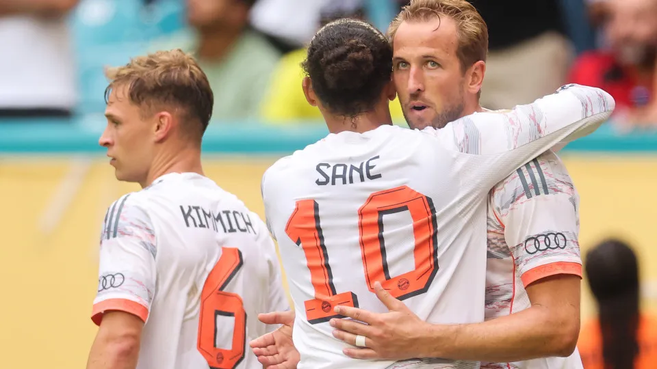MIAMI GARDENS, FLORIDA - JUNE 29: Harry Kane #9 of FC Bayern Munchen celebrates with Leroy Sane #10 of FC Bayern Munchen after scoring his team's fourth goal with  during the FIFA Club World Cup 2025 round of 16 match between CR Flamengo and FC Bayern Mün